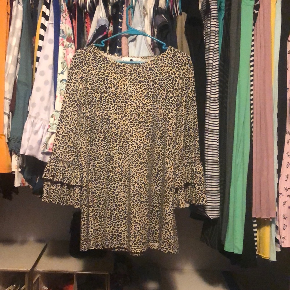 Leopard dainty jewells layering top
